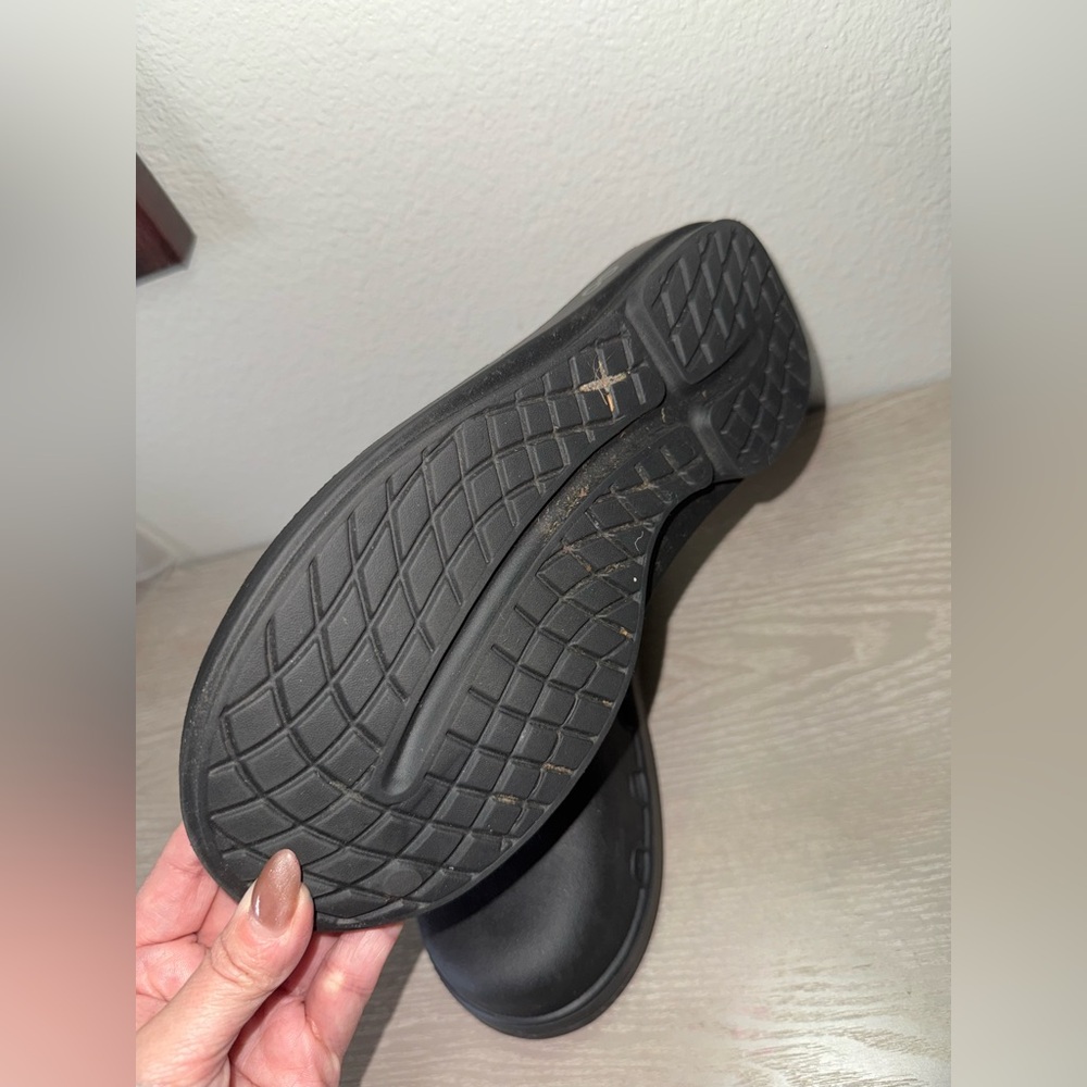 OOFOS Black Clogs - Picture 6 of 10